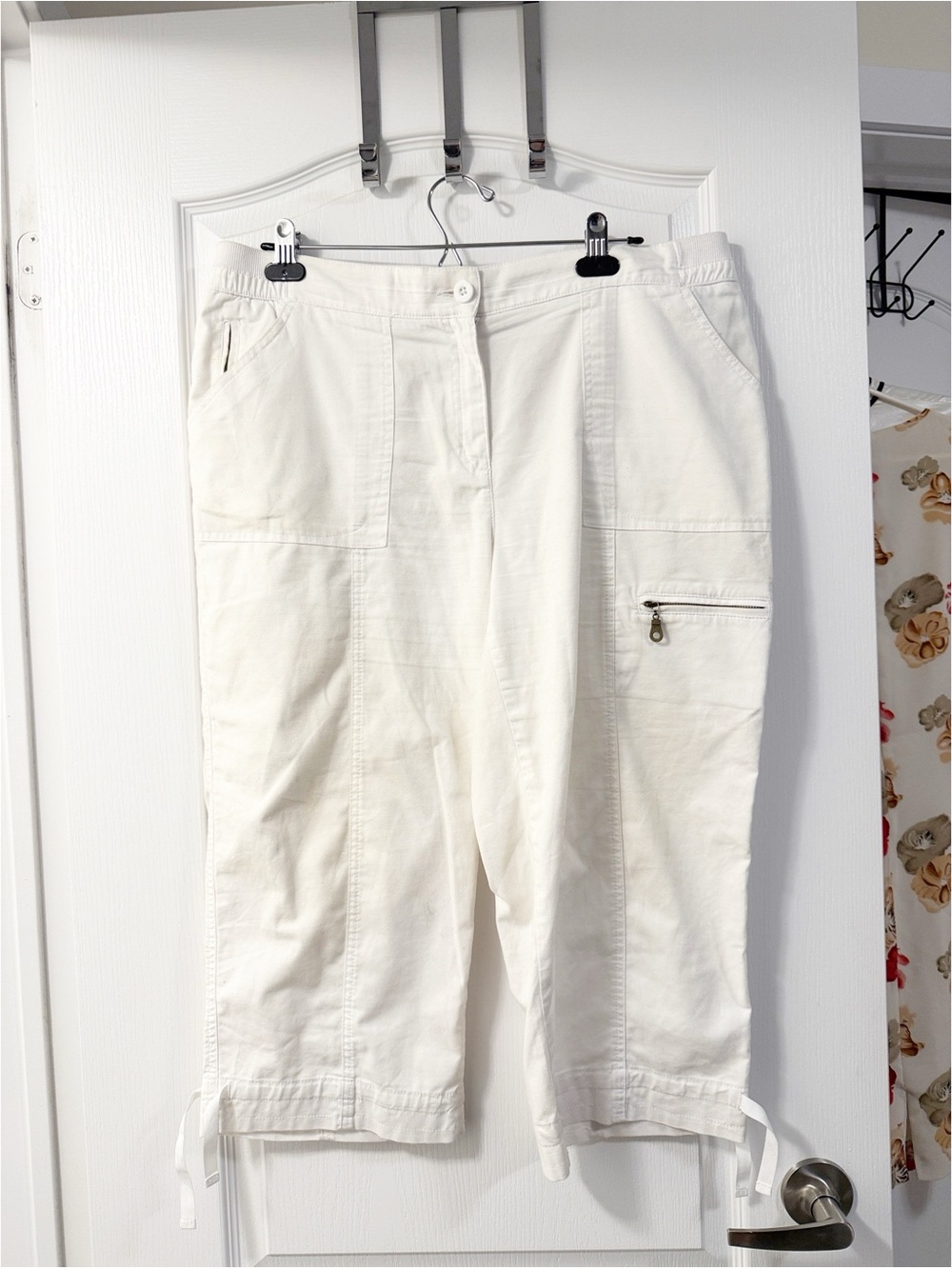 Alia womenโs Cargo Capri Pants size 16 white neutral minimalist summer casual